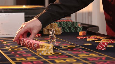 salaire croupier|Croupier / Croupière : métier, études, diplômes, salaire, formation .